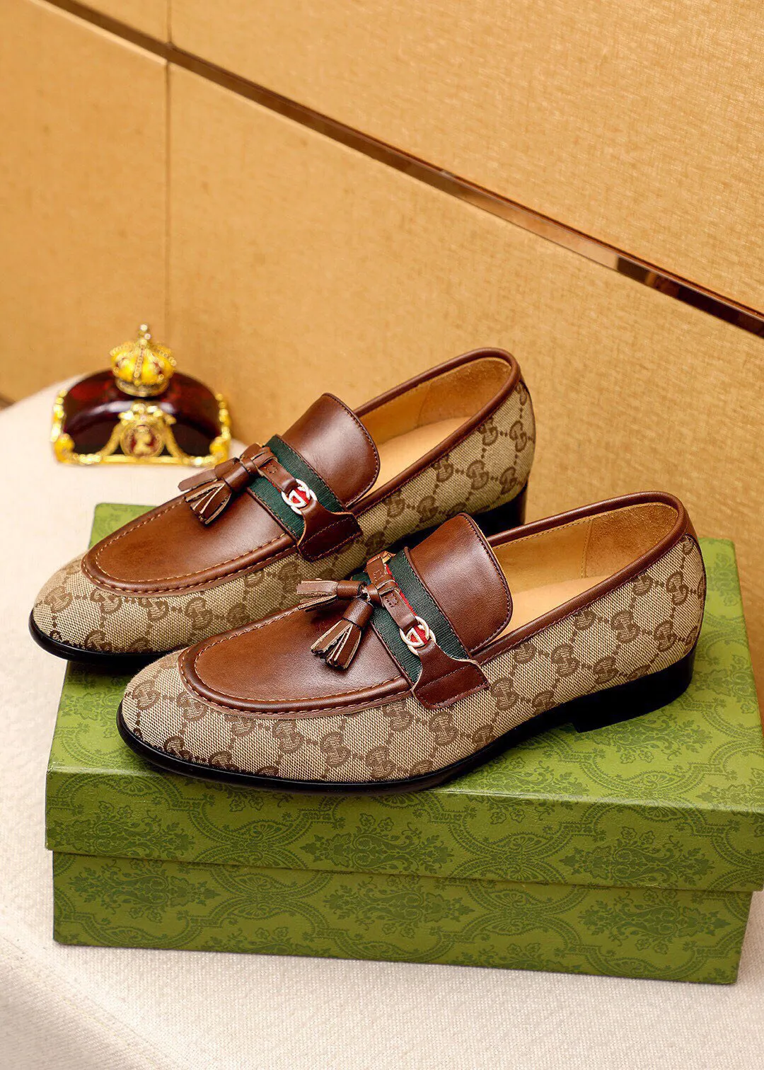 Men's shoes 💰520 💐 Product trademark: GUCCI "Gucci" casual leather shoes Regular size: 39-44 (38.45🉑️customized) Product materials: Selected imported first-layer calfskin upper + luxury hardware buckle, imported water-dyed cowhide leather lining. Strong three-dimensional visual effect, original combination outsole Color: 2⃣️colors available